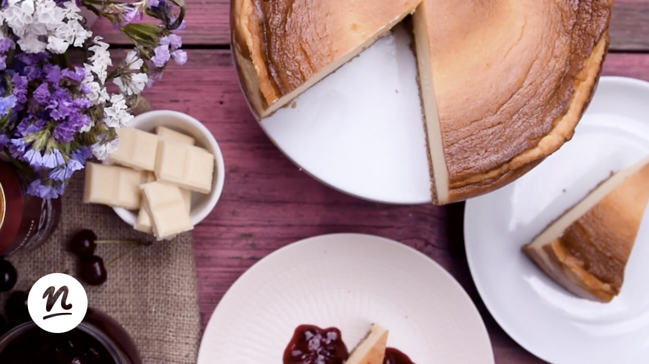 Fehércsokoládés sajttorta, sörös meggymártással
